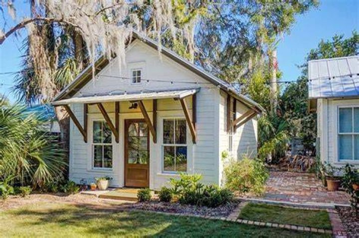 The detached guest house in Nicki Minaj's LA property | image: YouTube/Famous Entertainment