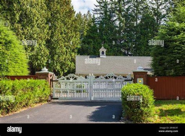 The gated entrance to Nicki Minaj's house in the Flats of Los Angeles, California | image: YouTube/Famous Entertainment